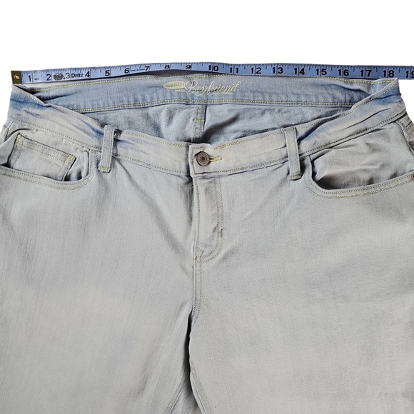 Old Navy Boyfriend Light Wash Distressed Stretch Jeans Women's Size 14 - Picture 13 of 15